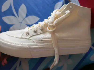 Zapatillas altas blancas nuevas - miniatura 2