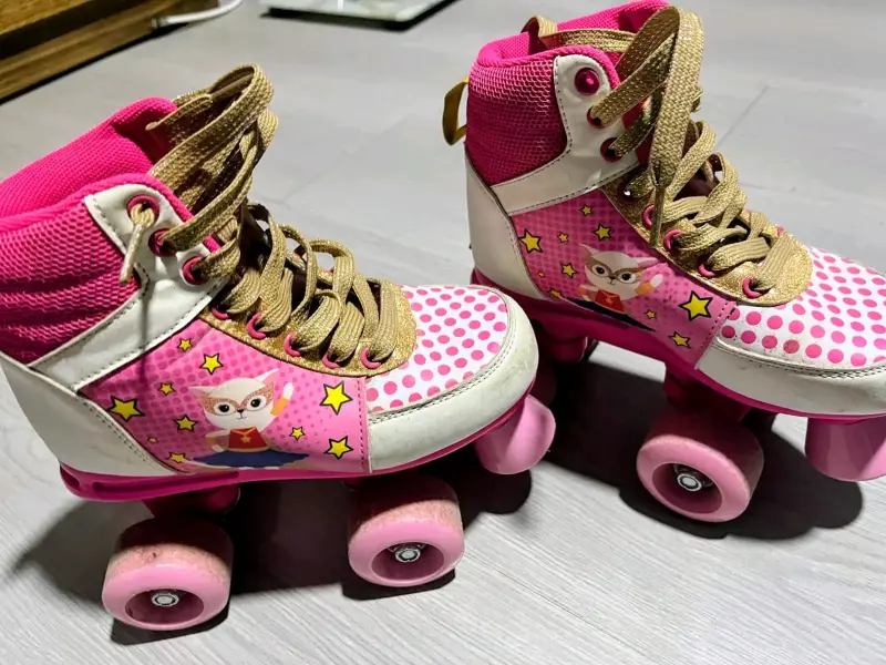 Patines rosados con diseño infantil