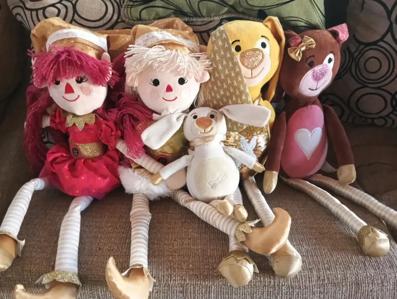 Muñecos de tela coloridos