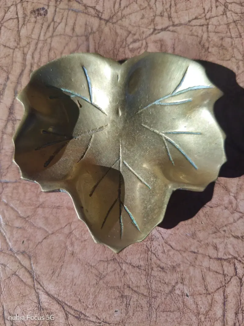 Bandeja bronce con forma de hoja