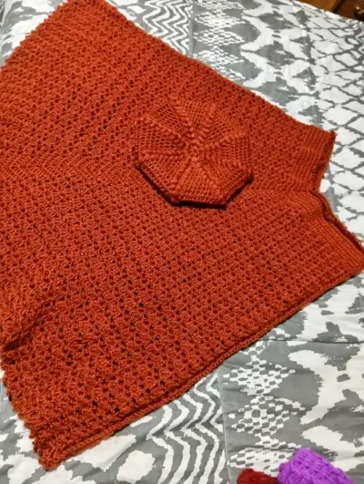 Poncho tejido color terracota - miniatura 1