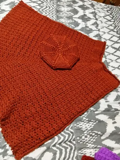 Poncho tejido color terracota - miniatura 3