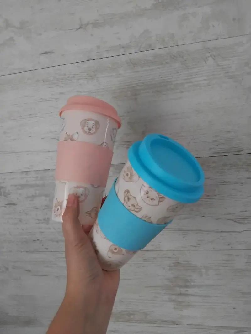 Vasos térmicos con tapa y diseño