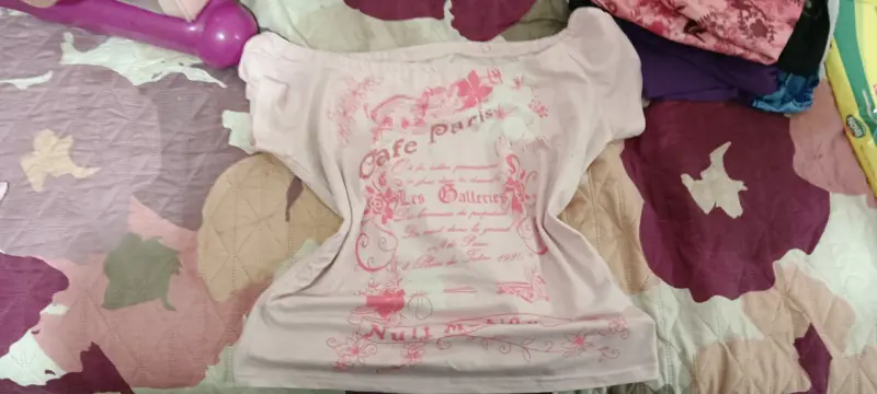 Polera manga corta rosa estampada