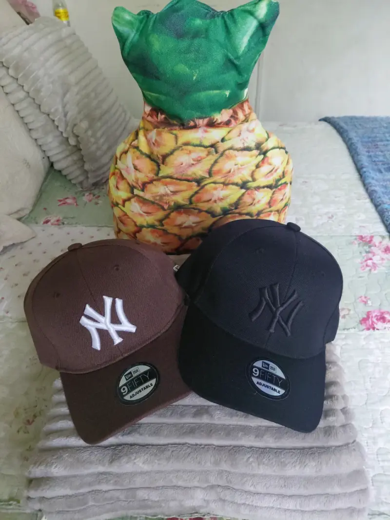 Gorras ajustables marrón y negro