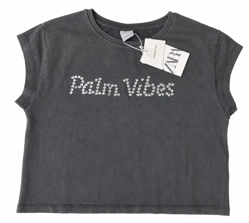 Polera gris con estampado "Palm Vibes"