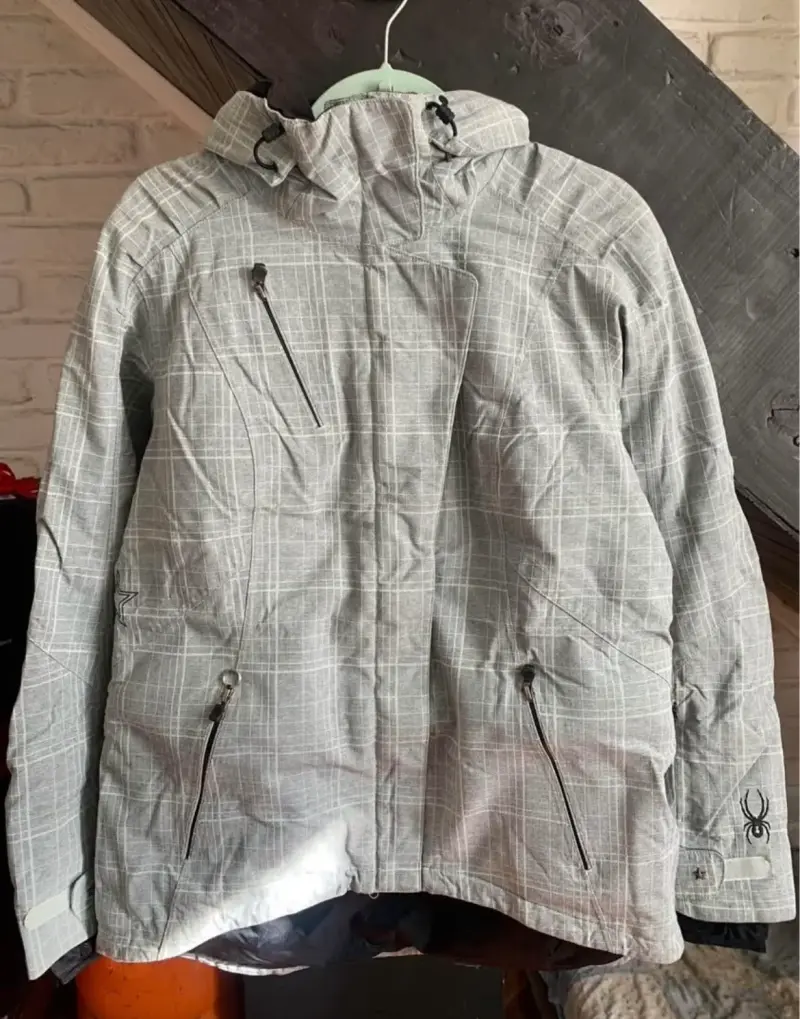 Chaqueta impermeable gris con capucha