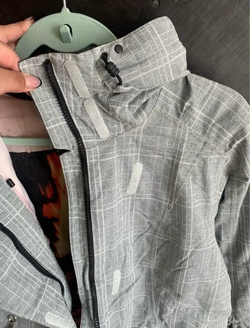 Chaqueta impermeable gris con capucha - 3