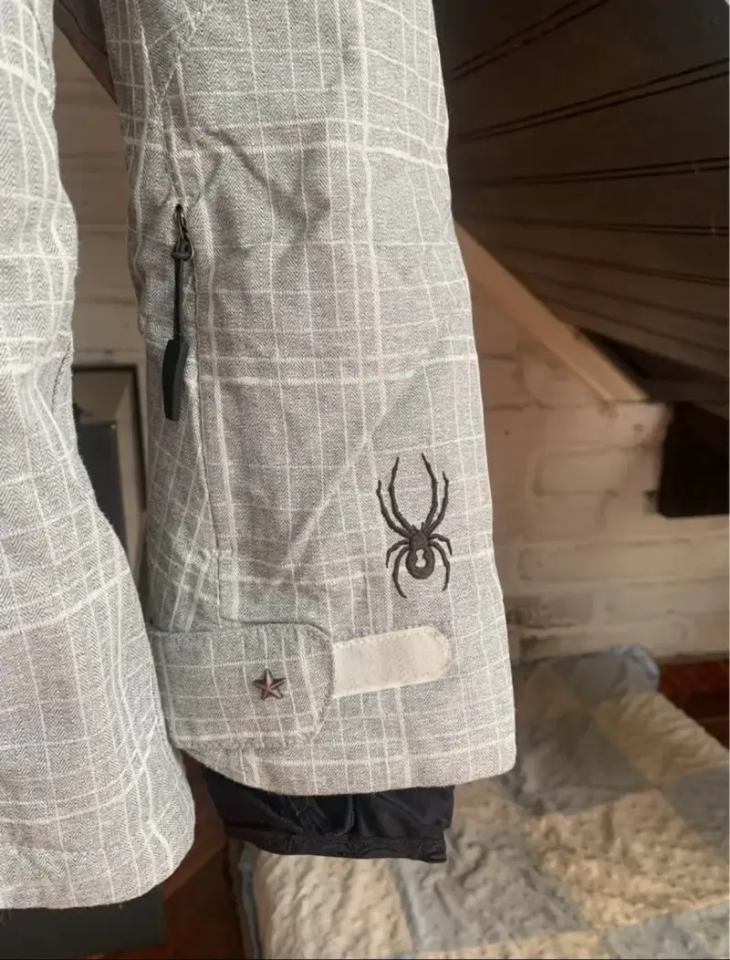 Chaqueta impermeable gris con capucha - 4