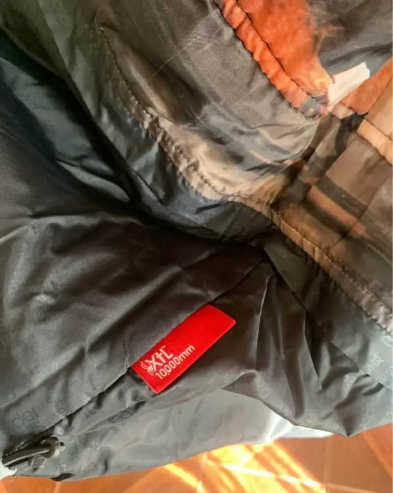 Chaqueta impermeable gris con capucha - 5