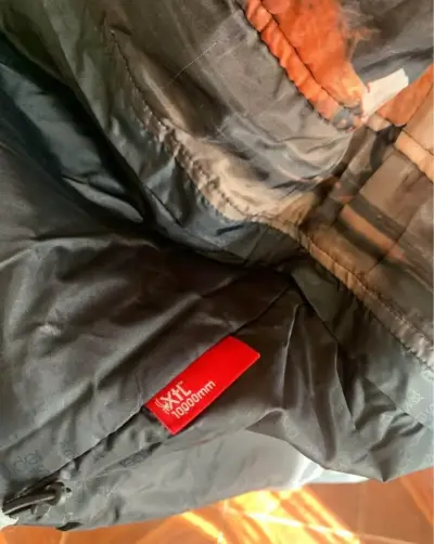 Chaqueta impermeable gris con capucha - miniatura 5