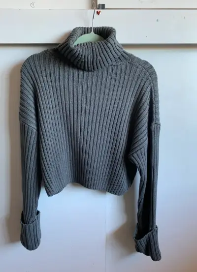 Suéter gris con cuello alto - miniatura 1