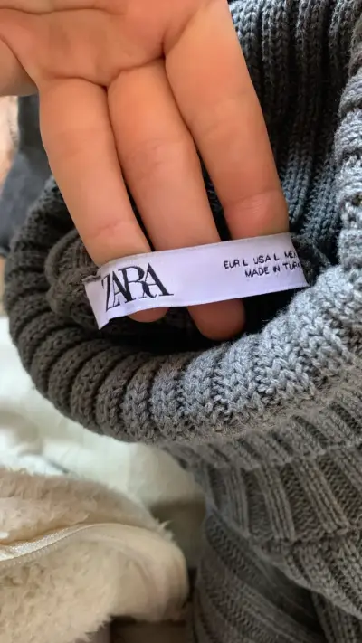 Suéter gris con cuello alto - miniatura 2