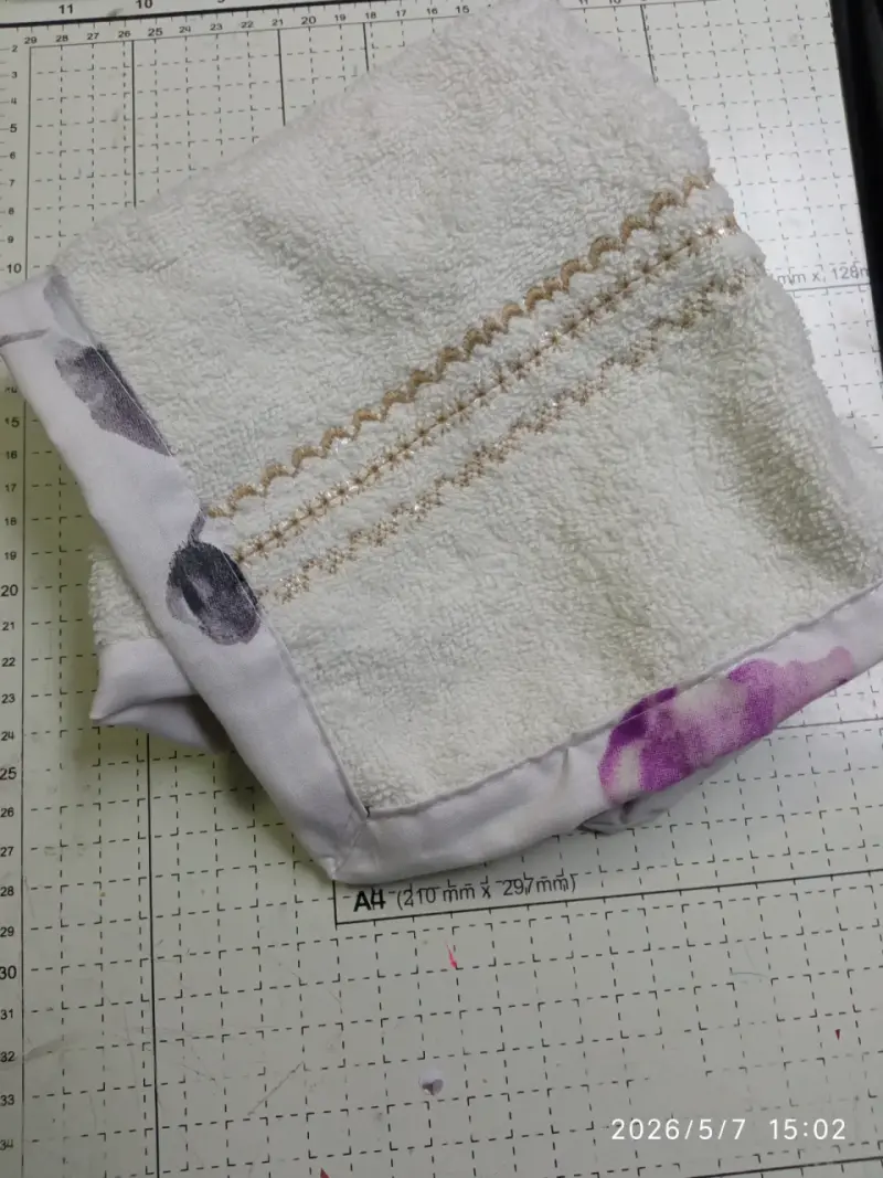 Toalla facial blanca decorada  bordado 20 x 20