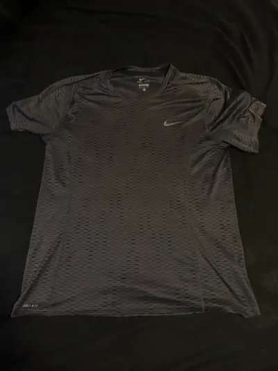Polera deportiva Nike negra - miniatura 1
