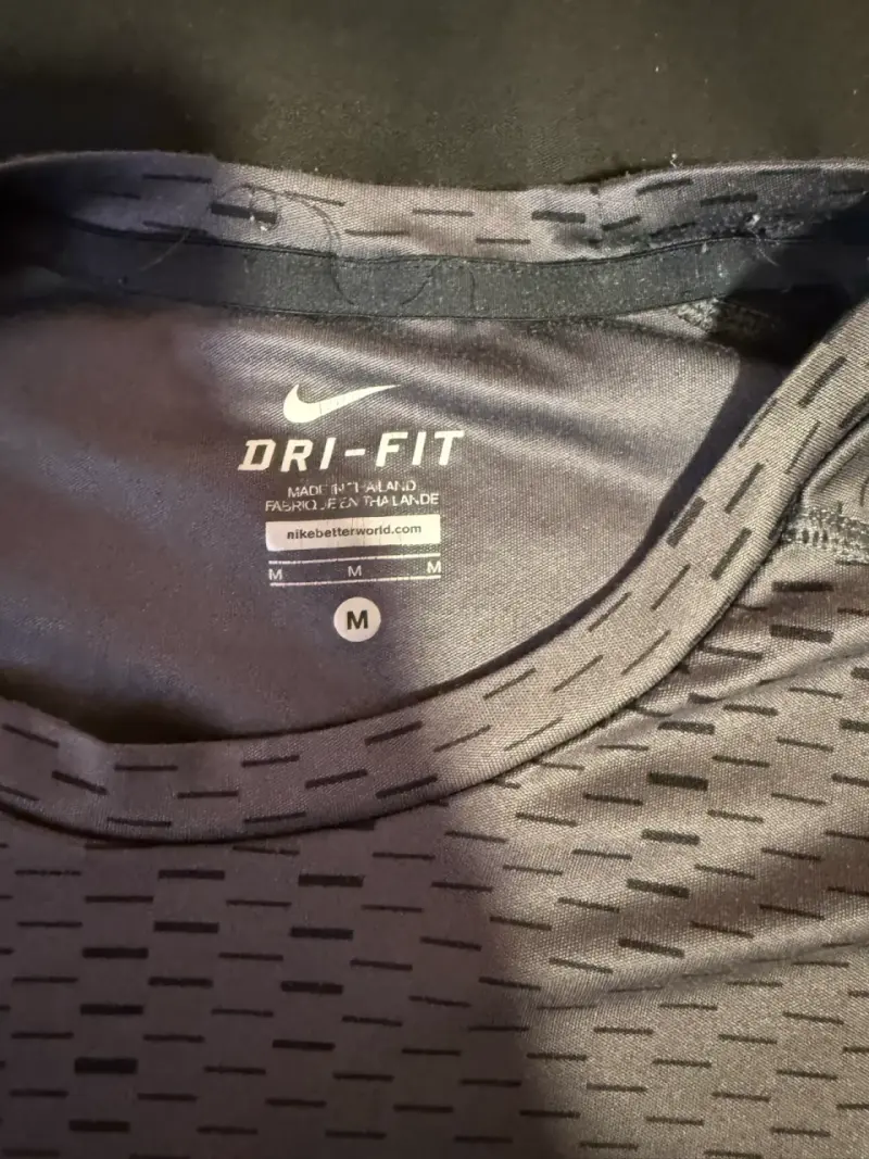 Polera deportiva Nike negra - 2