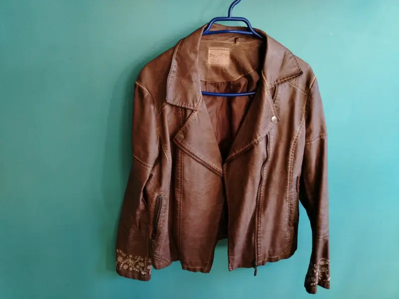 Chaqueta de eco cuero café