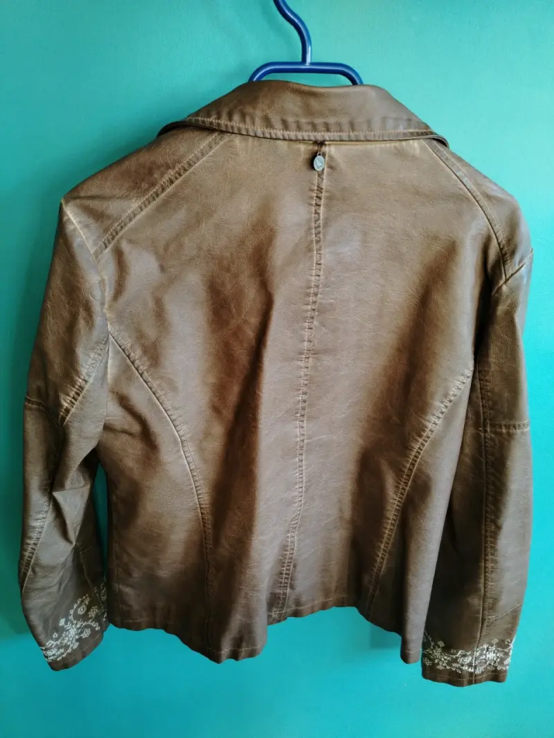 Chaqueta de eco cuero café - 4
