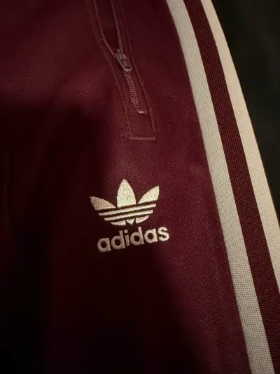 Pantalones deportivos burdeos con franjas - miniatura 2