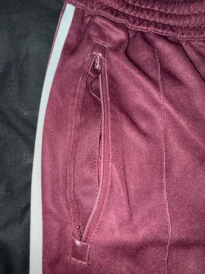 Pantalones deportivos burdeos con franjas - miniatura 3