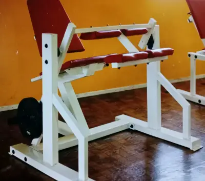 Máquina de gimnasio para piernas - miniatura 1
