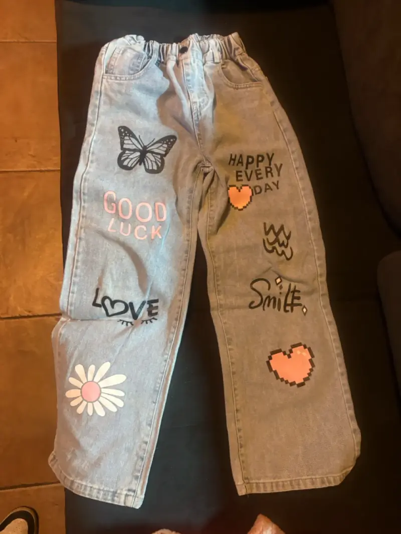 Jeans con estampados gráficos