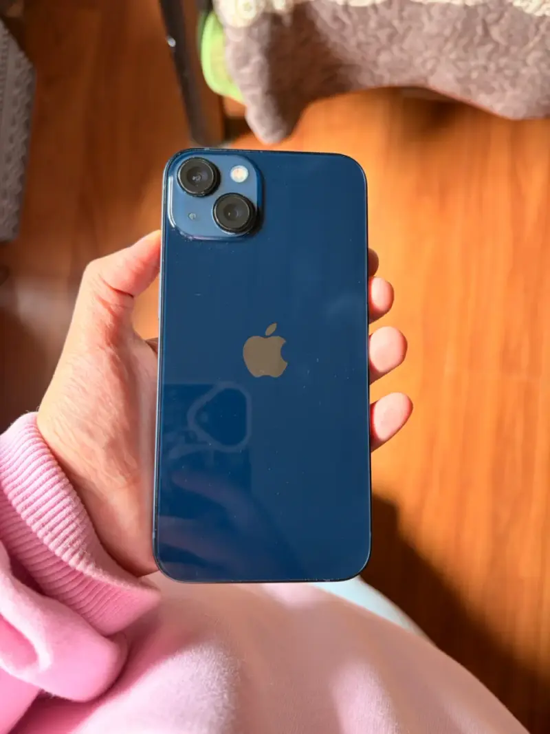 iPhone azul en buen estado - 1