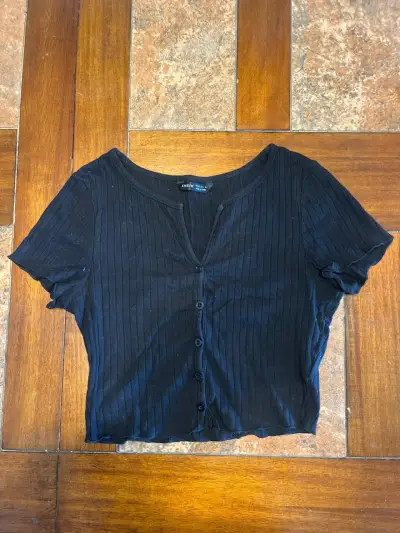 Polera negra Shein con botones - miniatura 1