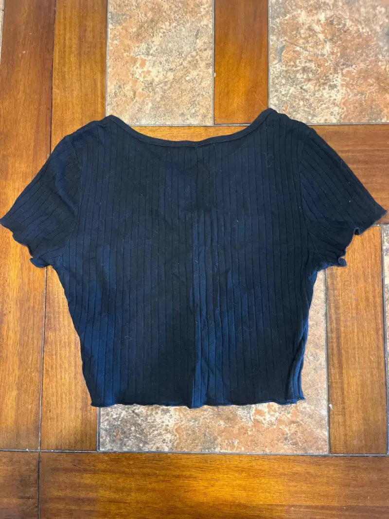 Polera negra Shein con botones - 3