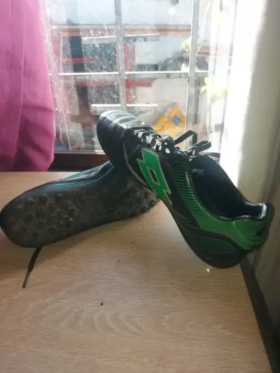 Zapatos deportivos negros y verdes - miniatura 1