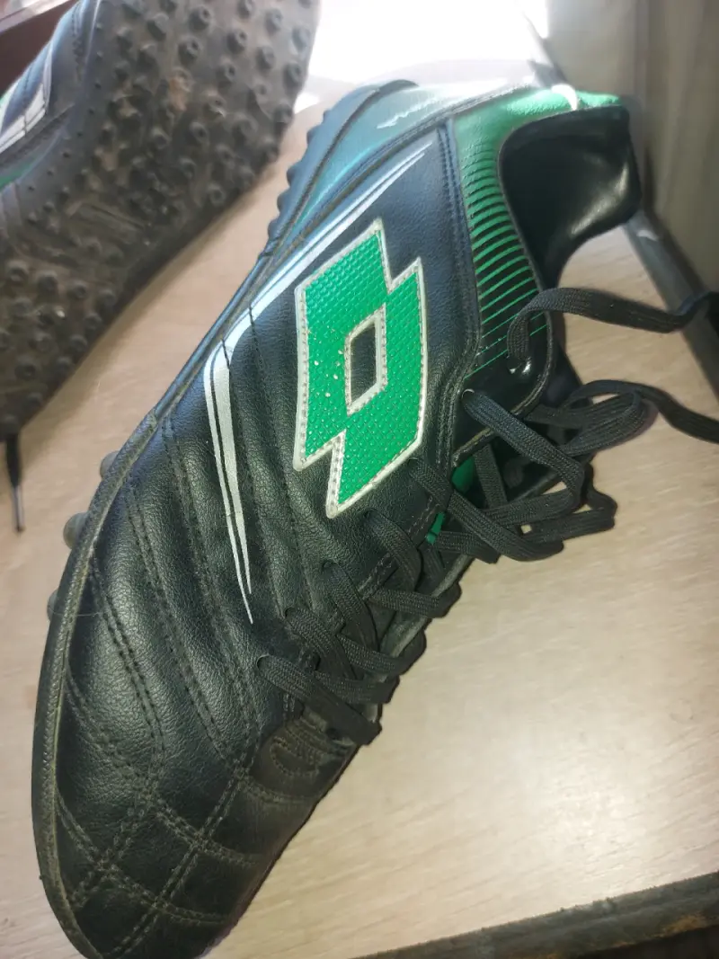 Zapatos deportivos negros y verdes - 2