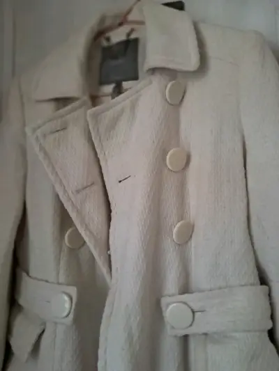 Abrigo beige con botones grandes - miniatura 1