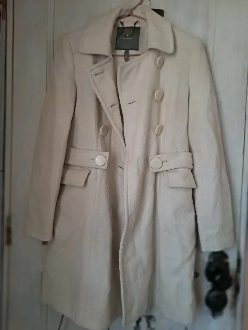 Abrigo beige con botones grandes - 2