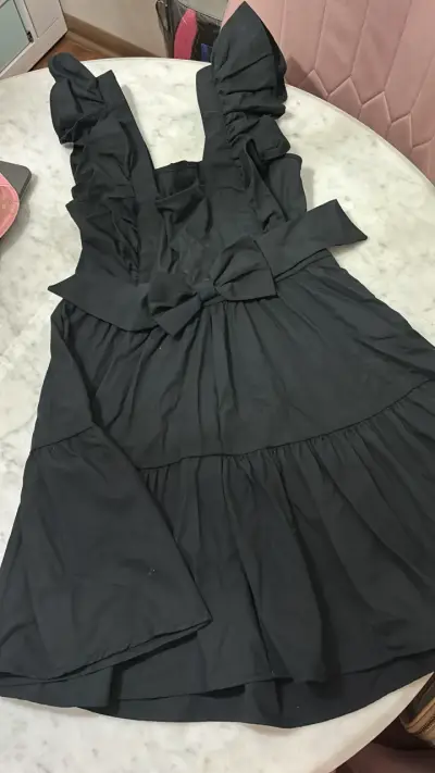 Vestido negro con volante - miniatura 1