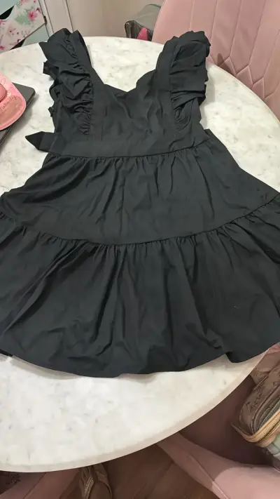 Vestido negro con volante - miniatura 2