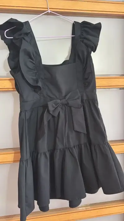 Vestido negro con volante - miniatura 3