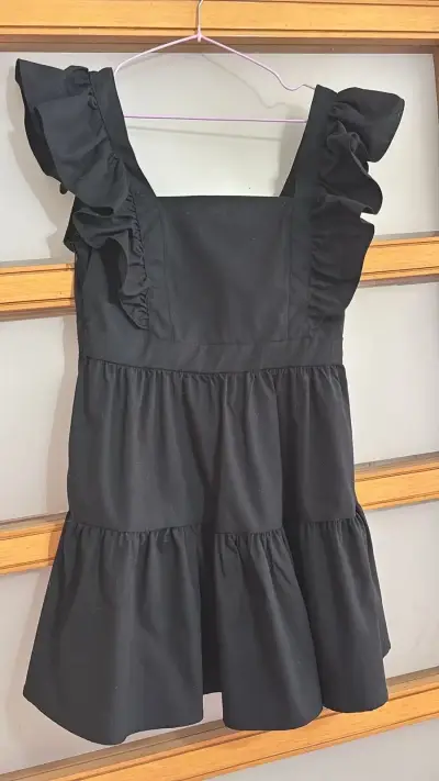 Vestido negro con volante - miniatura 5