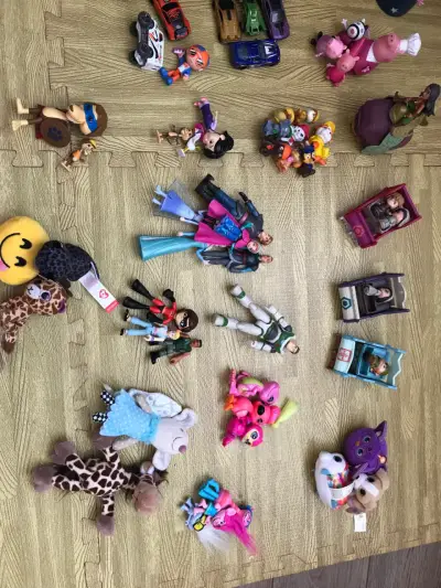 Lote de juguetes variados - miniatura 2