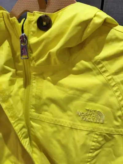 Chaqueta impermeable amarilla mujer The North Face - miniatura 2