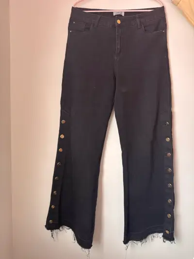 Pantalones negros con botones laterales - miniatura 1