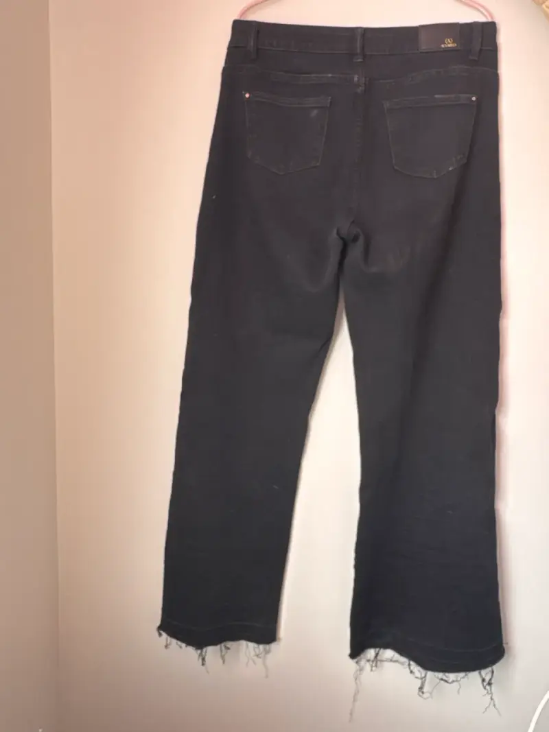 Pantalones negros con botones laterales - 2