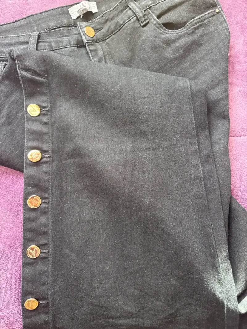Pantalones negros con botones laterales - 3