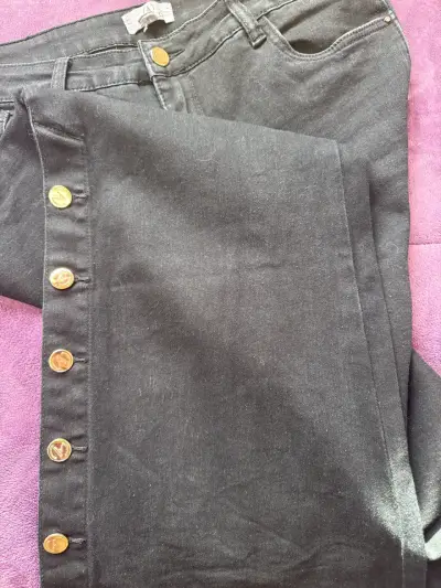 Pantalones negros con botones laterales - miniatura 3