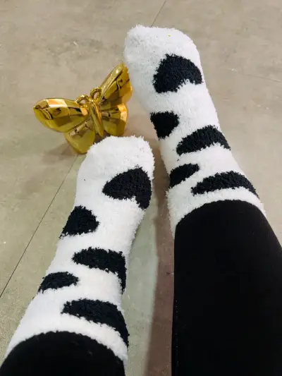 Calcetines peludos con diseño de corazones - miniatura 1