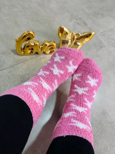 Calcetines peludos con diseño de corazones - miniatura 2