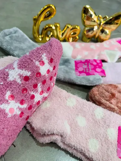 Calcetines peludos con diseño de corazones - miniatura 3