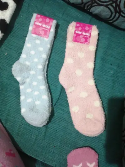 Calcetines peludos con diseño de corazones - miniatura 4