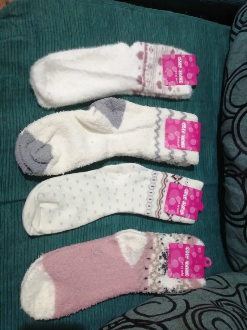 Calcetines peludos con diseño de corazones - 5