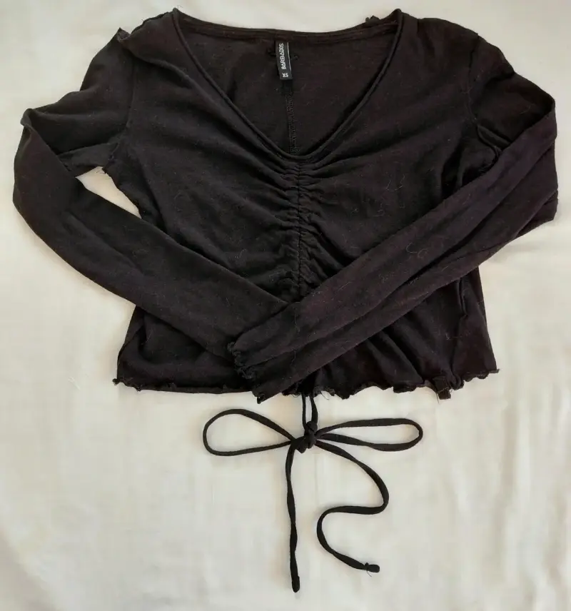Polera negra con nudo
