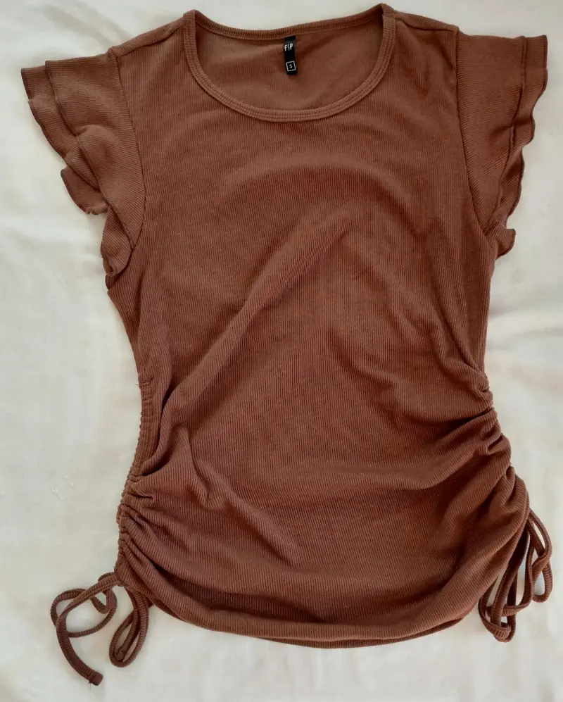 Polera café con vuelos dobles en mangas